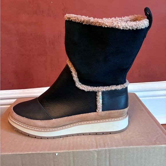 TOMS Makenna Women's Black & Tan Leather Shearling Water Resistant Boots, Size 6 - Picture 3 of 12